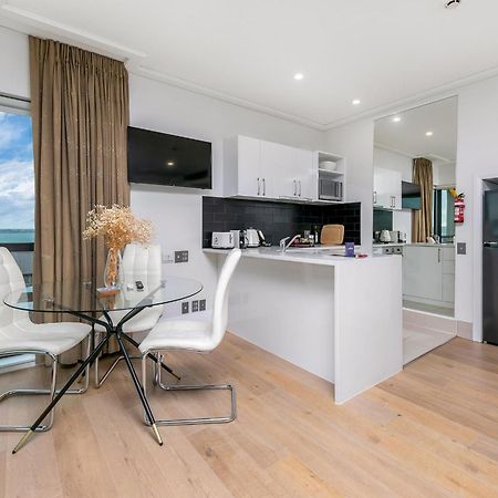 Exquisite Sun Soaked Corner Apartment Оукланд Екстериор снимка