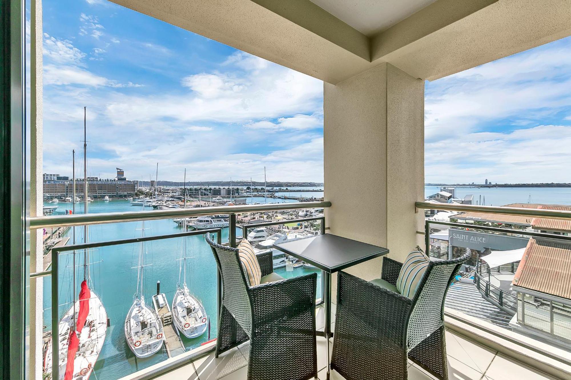 Exquisite Sun Soaked Corner Apartment Оукланд Екстериор снимка