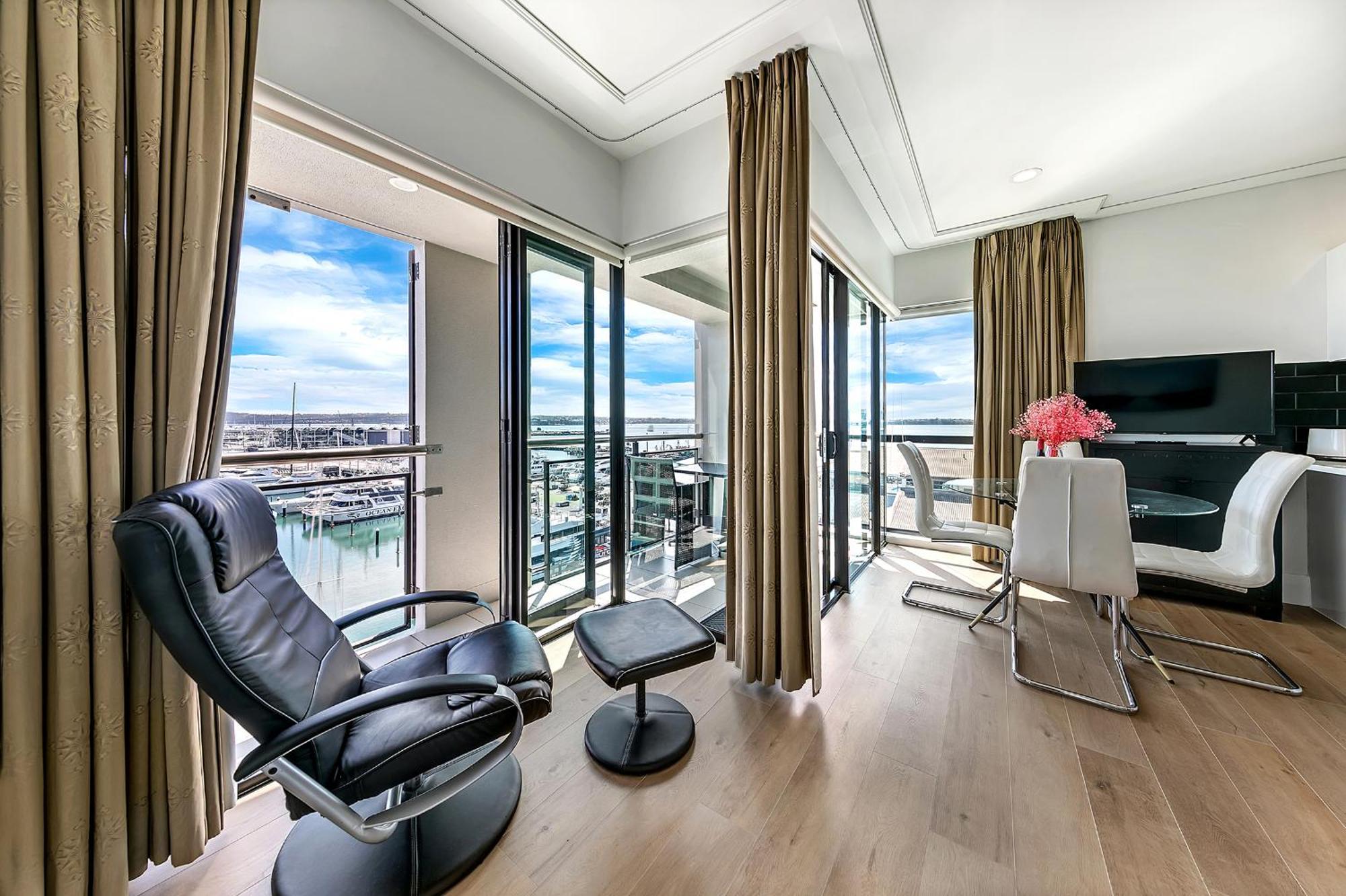 Exquisite Sun Soaked Corner Apartment Оукланд Екстериор снимка