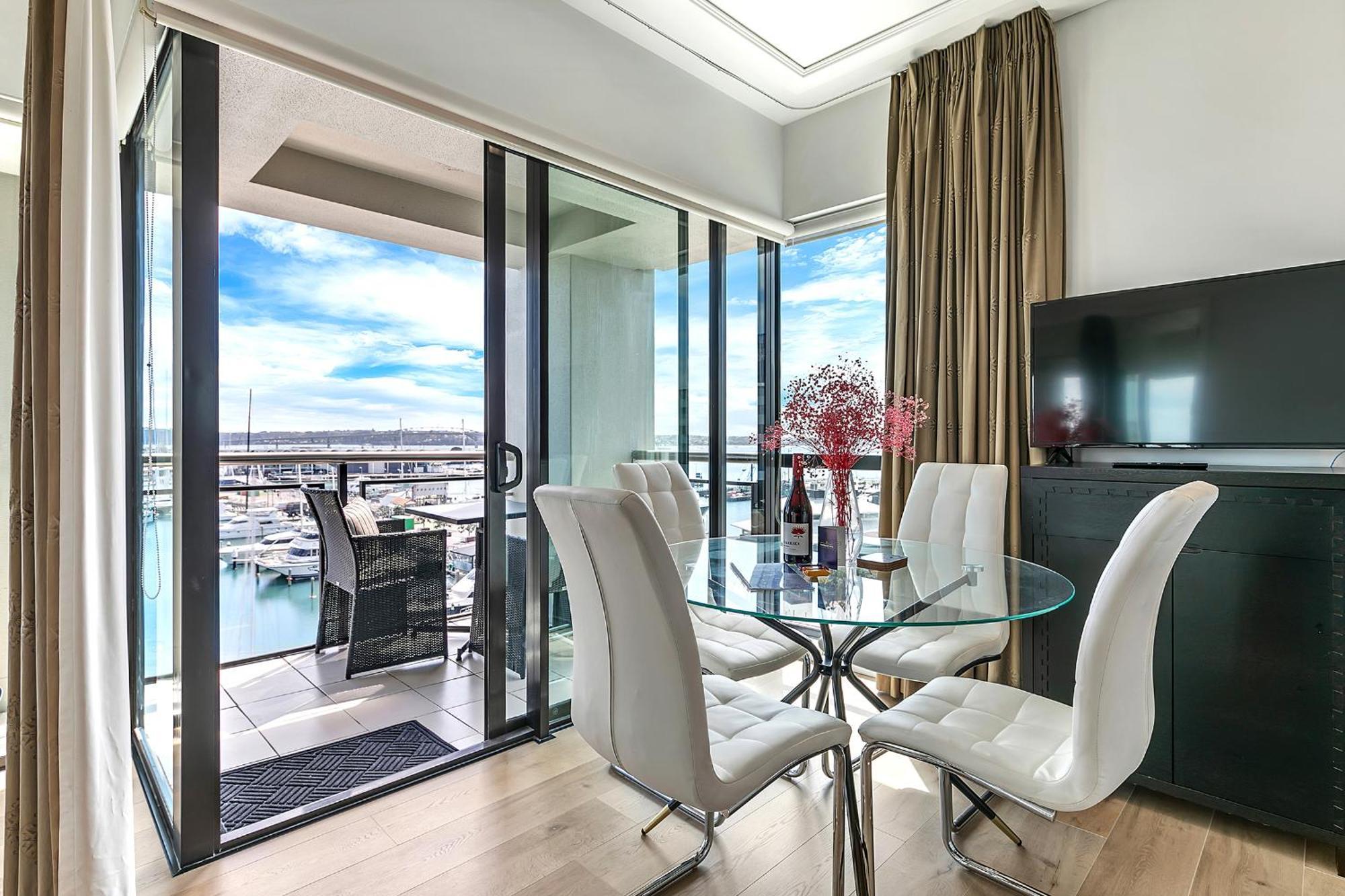 Exquisite Sun Soaked Corner Apartment Оукланд Екстериор снимка