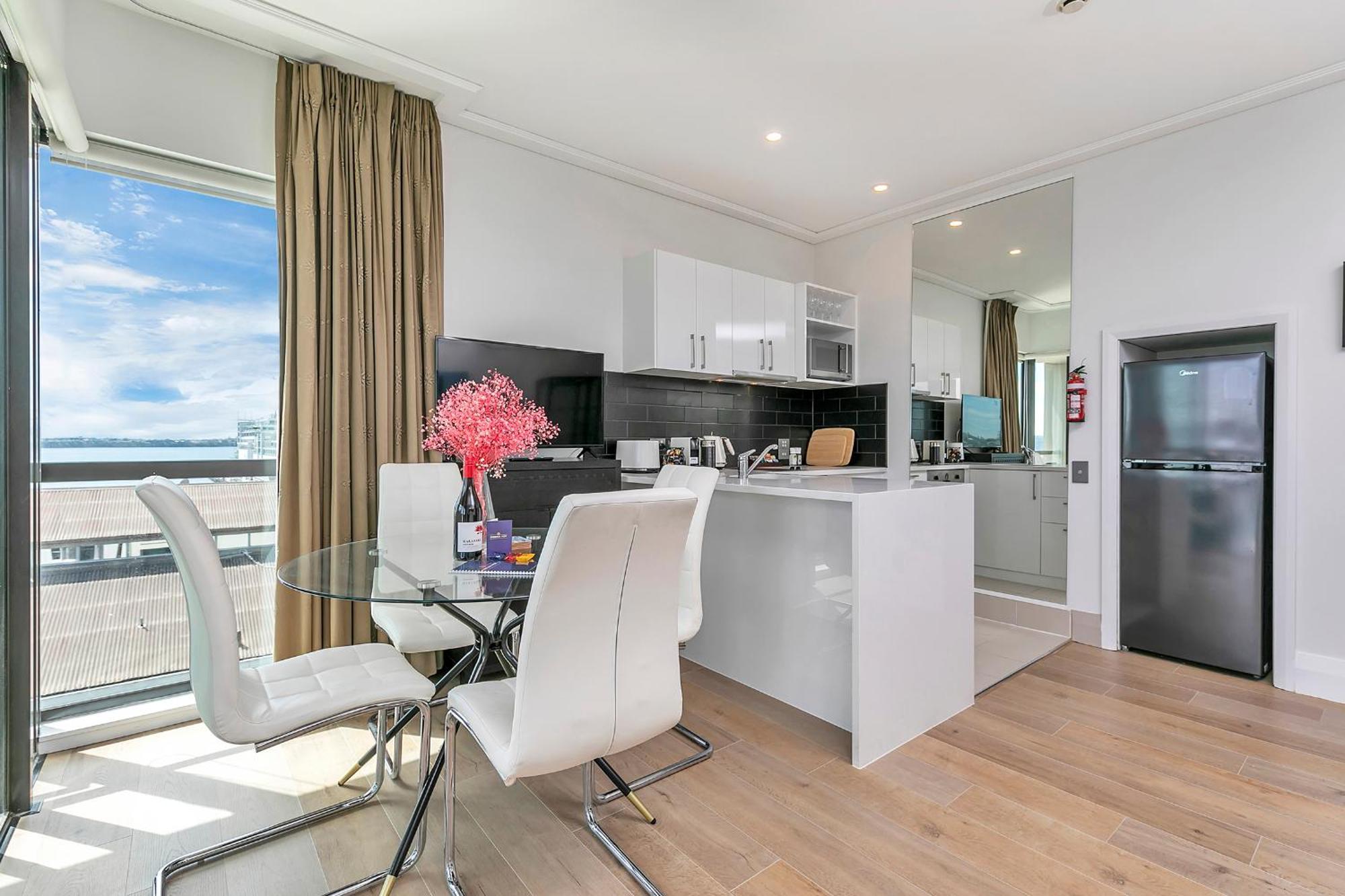Exquisite Sun Soaked Corner Apartment Оукланд Екстериор снимка