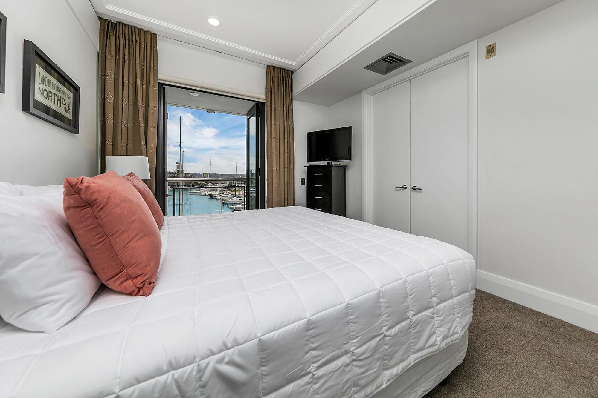 Exquisite Sun Soaked Corner Apartment Оукланд Екстериор снимка
