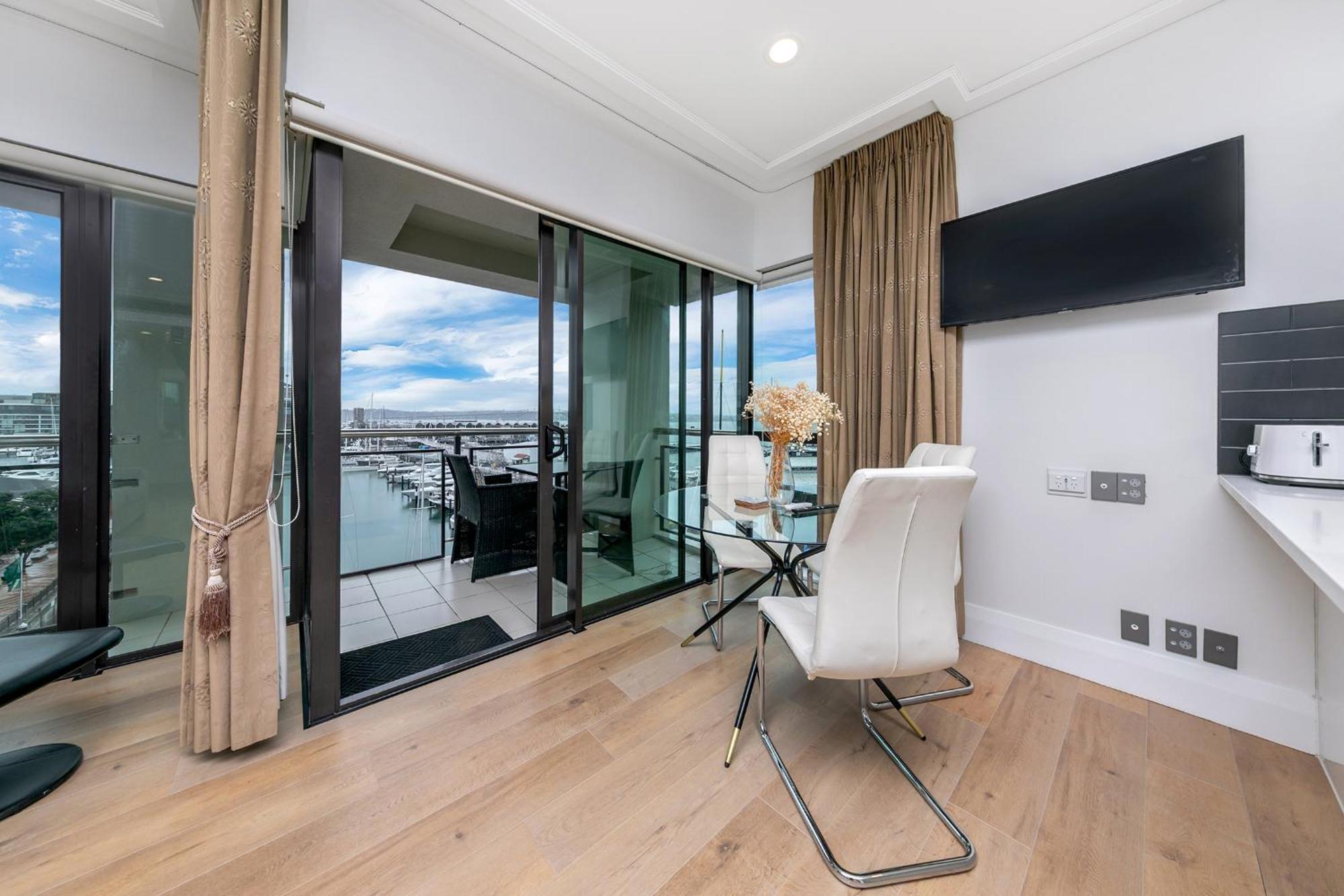 Exquisite Sun Soaked Corner Apartment Оукланд Екстериор снимка