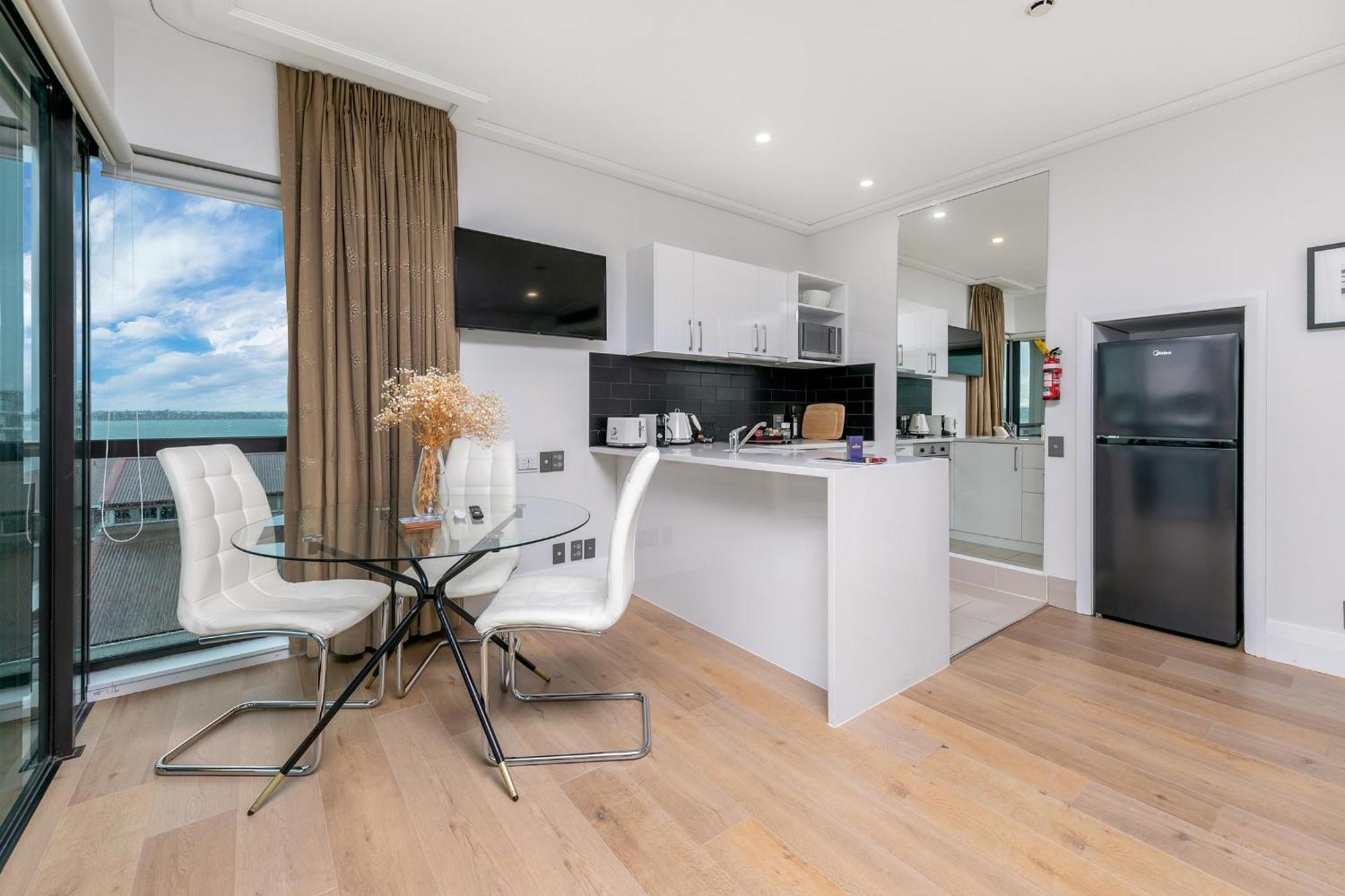 Exquisite Sun Soaked Corner Apartment Оукланд Екстериор снимка